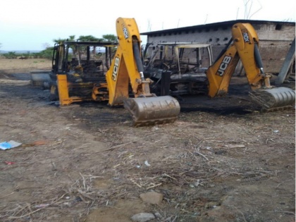 Bihar: Naxals torch four vehicles engaged in road construction work in Barachatti | नहीं थम रहा नक्सलियों का तांडव, बिहार के गया जिले में चार वाहनों को फूंका