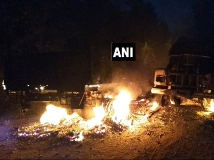 Jharkhand: 9 trucks torched by 10 armed naxals in Lohardaga | झारखंड: लोहरदगा में नक्सलियों का हमला, 9 ट्रकों में लगाई आग