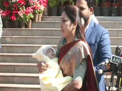 nagpur NCP MLA Saroj Ahire reached assembly her two-and-a-half-month old son I am a mother and people's representative watch video viral | ढाई महीने के बेटे को लेकर विधानसभा पहुंचीं एनसीपी विधायक, देखते रहे सभी लोग, देखें वीडियो, वायरल