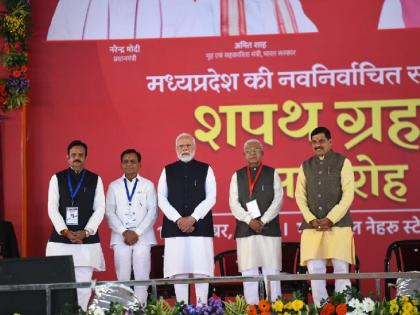 Madhya Pradesh: Dr. Mohan Yadav became the 19th Chief Minister of Madhya Pradesh, Deora, Shukla took oath as Deputy CM, dictatorship in the crowd, slogans of maternal uncle and maternal uncle. | Madhya Pradesh: MP के 19वें मुख्यमंत्री बने डॉ मोहन यादव, देवड़ा, शुक्ल ने डिप्टी CM की ली शपथ , भीड़ में घिरे शिवराज, मामा-मामा के नारे