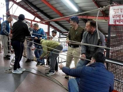 New Delhi Railway Station Stampede Updates live no platform tickets feb 26th now 5 rule change After deadly stampede till next week | New Delhi Railway Station Stampede Updates: भगदड़ के बाद नई दिल्ली रेलवे स्टेशन पर बदल गए ये नियम?, जाने से पहले पढ़ लें गाइडलाइन New Delhi Railway Station Stampede Updates live no platform tickets feb 26th now 5 rule change After deadly stampede till next week | New Delhi Railway Station Stampede Updates: भगदड़ के बाद नई दिल्ली रेलवे स्टेशन पर बदल गए ये नियम?, जाने से पहले पढ़ लें गाइडलाइन