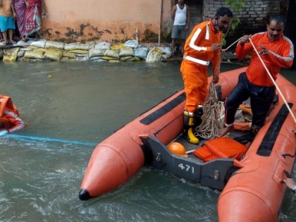 Heavy rains Mumbai woman and three children drowned drain ferry drowning sea 11 rescued two missing | मुंबई में भारी बारिश, महिला और तीन बच्चे नाले में बहे, समुद्र में नौका ड्रबी, 11 को बचाया गया, दो लापता