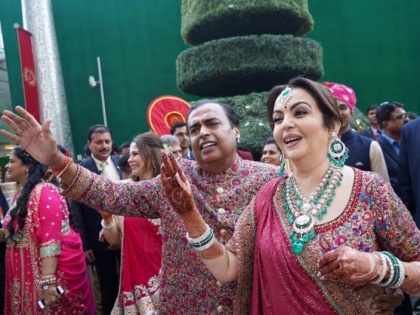 nita ambani dance on krishna bhajan akash ambani and shloka mehta reception | बेटे आकाश के रिसेप्शन में कृष्ण-भजन पर जमकर नाचीं मां नीता अंबानी, सोशल मीडिया पर छाया Video