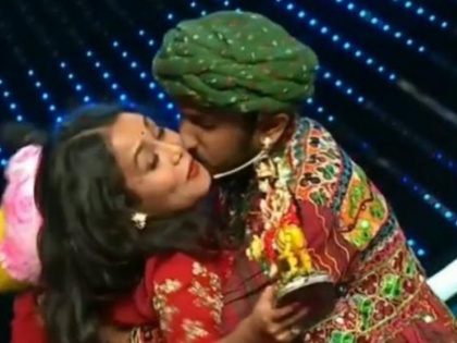 contestant kiss on neha kakkar cheek in indian idol show | नेहा कक्कड़ को जबरदस्ती कंटस्टेंट ने कर लिया KISS, सोशल मीडिया पर वीडियो हो रहा है वायरल