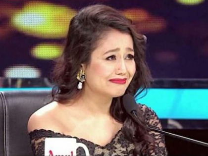 when Neha Kakkar crying in live show while sing a song viral video | Video- जब लाइव शो में ब्रेकअप सॉन्ग गाते-गाते रो पड़ी नेहा कक्कड़