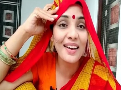 'Gujarat mein ka ba?' Singing Neha Rathore washes railways for dirty blankets, watch video | 'गुजरात में का बा?' गाने वाली नेहा राठौर ने गंदे कंबल के लिए धो दिया रेलवे को, देखिये वी़डियो