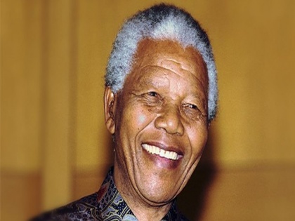 Nelson Mandela 100th birthday South African leader biography bharat ratna | जयंतीः नेल्सन मंडेला ने रंगभेद के खिलाफ लड़ी दमनकारी सरकार से लड़ाई, भारत रत्न नवाजे गए