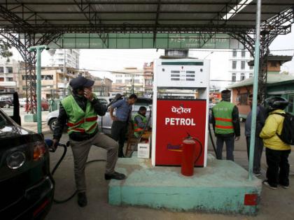 Bihar and UP selling petrol at cheapest rates in India, Petrol and Diesel rates updates | यहां 13 रुपये सस्ता पेट्रोल, यूपी-बिहार के लोग गैलन भर-भर कर ला रहे हैं