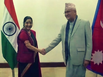 Sushma swaraj on a 2 day visit of Nepal, meets CPN-UML leader KP Oli | विदेश मंत्री सुषमा स्वराज नेपाल के 2 दिवसीय दौरे पर, CPN-UML के नेता केपी ओली से की मुलाकात