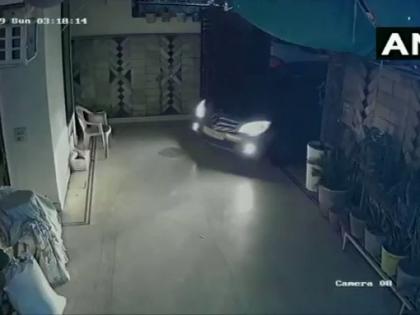 Delhi: Family robbed at gunpoint by three masked miscreants at the parking of their residence in Model Town area around 3 am today. | राजधानी में बेखौफ बदमाश, तीन बजे रात को घर में घुसे तीन लोग, बंदूक की नोंक पर लूट लिया परिवार Delhi: Family robbed at gunpoint by three masked miscreants at the parking of their residence in Model Town area around 3 am today. | राजधानी में बेखौफ बदमाश, तीन बजे रात को घर में घुसे तीन लोग, बंदूक की नोंक पर लूट लिया परिवार