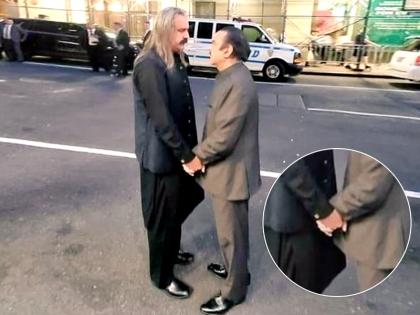 Pakistani ministers holding hands on road goes viral social media says bromance | एक-दूसरे का हाथ थामे सड़क पर दिखें पाकिस्तान के दो मंत्रियों की तस्वीर वायरल, 'ब्रोमांस' बोलकर लोग लेने लगे चुटकी Pakistani ministers holding hands on road goes viral social media says bromance | एक-दूसरे का हाथ थामे सड़क पर दिखें पाकिस्तान के दो मंत्रियों की तस्वीर वायरल, 'ब्रोमांस' बोलकर लोग लेने लगे चुटकी