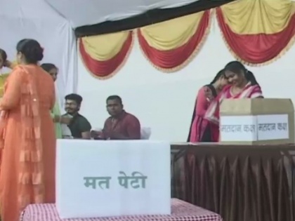 A couple in Maharashtras Gondia organised an election to name their newborn baby | कुंडली में बताया गया कि बच्चा बनेगा राजनेता, तो माता-पिता ने नाम रखने के लिए कराया चुनाव