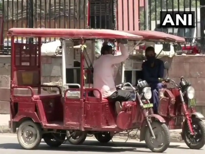 New Delhi man was taking dead mother dead body by e rickshaw police stopped sent the dead body for postmortem | नई दिल्ली: मृत मां की लाश को ई-रिक्शा में ले जा रहा था शख्स, पुलिस ने रोका-पोस्टमॉर्टम के लिए भेजा शव