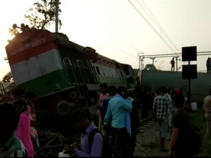 Railways suspends two officials over New Farakka Express derailment | न्यू फरक्का एक्सप्रेस हादसा: लापरवाही का दोषी पाए जाने पर रेलवे ने दो अधिकारियों को किया निलंबित