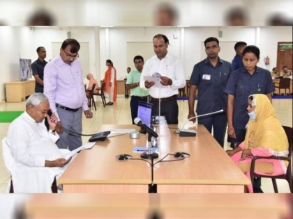 Chief Minister Nitish Kumar looked serious when Nalanda case came to the fore in Janata Darbar | जनता दरबार में नालंदा का मामला सामने आने पर गंभीर दिखे मुख्यमंत्री नीतीश कुमार