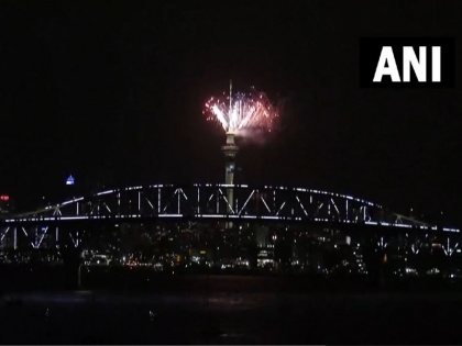People in New Zealand cheerfully welcome New Year 2023 amid fireworks & light show | Welcome New Year 2023: न्यूजीलैंड में आतिशबाजी के साथ लोगों ने नए साल का किया स्वागत, देखें वीडियो