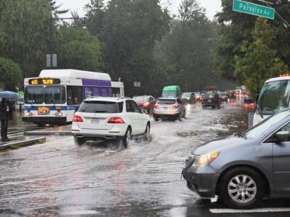 New York City in state of emergency as torrential rain floods subways, roads and basements NYC is flooded Guv has declared emergency see video | New York City rain floods: न्यूयॉर्क शहर में बाढ़, गवर्नर ने आपातकाल की घोषणा की, मूसलाधार बारिश से सबवे, सड़कें और बेसमेंट जलमग्न, देखें वीडियो 