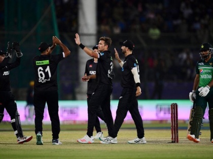 Pakistan vs New Zealand, 2nd ODI nZ won 79 runs Devon Conway Player of the Match Babar Azam's 79 In Vain As Pakistan Lose 1-1 | Pak vs NZ 2nd ODI: बाबर पर भारी पड़े कॉनवे, पाकिस्तान को 79 रन से हराया, तीन मैचों की सीरीज 1-1 से बराबर