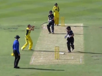 New Zealand Katie Perkins gets out in most bizarre fashion, watch Video | इस बल्लेबाज के साथ हुआ 'अजीब' वाकया, साथी बल्लेबाज के बैट से लगकर उछली गेंद, हो गई OUT, देखें वीडियो