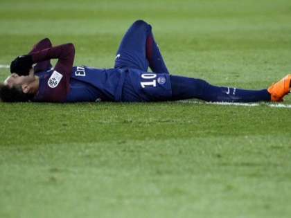 Neymar injury: Brazilian Team Doctor arrived in paris to assess foot injury | 1650 करोड़ की फीस वाले फुटबॉलर नेमार की चोट से PSG को झटका, सर्जरी पर फैसला जल्द