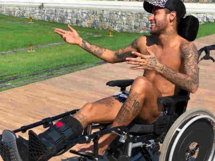 Neymar pay homage to Stephen Hawking with picture of himself grinning in a wheelchair, fans criticised him | नेमार ने स्टीफन हॉकिंग को अजीबोगरीब अंदाज में दी श्रद्धांजलि, फैंस ने जमकर लगाई लताड़!