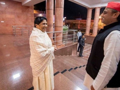 Samajwadi Party chief Akhilesh Yadav met Bahujan Samaj Party chief Mayawati at her home | चंद्रशेखर से मिलींं प्रियंका, चढ़ा उत्तर प्रदेश का राजनीतिक तापमान, अमेठी-रायबरेली पर अब मायावती की नजर