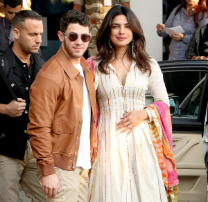 Priyanka Chopra & Nick Jonas Wedding: After Deepika-Ranveer, now Priyanka-Nick ban mobile phones at wedding | प्रियंका-निक की शादी के लिए जोधपुर पहुंचे ये मेहमान, सुरक्षा के किए गए खास इंतजाम