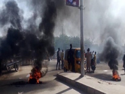 Nigeria Violence erupted after peaceful demonstrations 51 people and 18 security personnel killed | नाइजीरिया: पुलिस के खिलाफ शांतिपूर्ण प्रदर्शनों के बाद भड़की हिंसा, 51 लोगों और 18 सुरक्षाकर्मियों की मौत