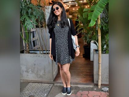 काले चश्में में निमरित कौर ने ढाया कहर, देखें खास फोटो