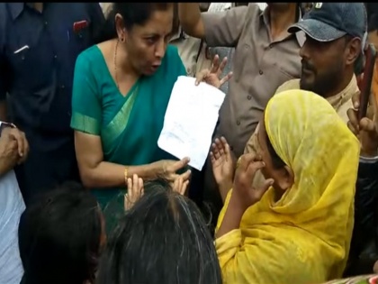 Nirmala Sitharaman stops car picks up letter thrown at her car, video goes viral | निर्मला सीतारमण के काफिले पर महिला ने फेंकी चिट्ठी, वायरल वीडियो में देखें केंद्रीय वित्त मंत्री ने उसके बाद क्या किया