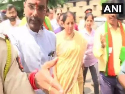 Nirmala Sitharaman faces protest from PMC Depositors at BJP office at Nariman Point Mumbai | मुंबई: निर्मला सीतारमण नरीमन प्वाइंट बीजेपी दफ्तर पहुंचीं, PMC बैंक के ग्राहकों के विरोध का करना पड़ा सामना