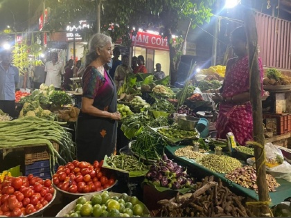 Nirmala Sitharaman reached Channai market to buy vegetables, video going viral on social media | वित्त मंत्री निर्मला सीतारमण जब बाजार में पहुंचीं सब्जी खरीदने, सोशल मीडिया पर वायरल हो रहा ये वीडियो