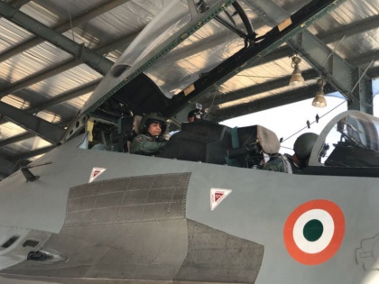 nirmala sitharaman undertakes sortie in Sukhoi | लड़ाकू विमान सुखोई-30 में उड़ान भरने वाली पहली रक्षामंत्री बनीं निर्मला सीतारमण 