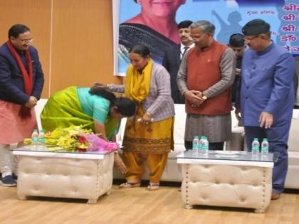 Nirmala Sitharaman Touches Feet Of martyred Soldier's Mother At Army Event, video goes viral | जब रक्षा मंत्री निर्मला सीतारमण ने शहीद जवान की मां के छुए पैर, वायरल हुआ वीडियो