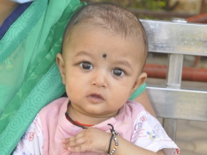 Ujjain: 4-month-old girl gets relief from Coronavirus, arrives home from hospital after recovering | उज्जैन: 4 महीने की बच्ची ने दी कोरोना को मात, स्वस्थ होकर अस्पताल से पहुंची घर
