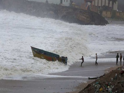 Cyclone Nisarga: Commissioner of Police, Gr Mumbai issues prohibitory orders u/s 144 of CrPC restricting any presence or movement of persons | Cyclone Nisarga: चक्रवाती तूफान निसर्ग को देखते हुए मुंबई में धारा 144 लागू, समुद्री तटों के आसपास आवाजाही पर लगी रोक