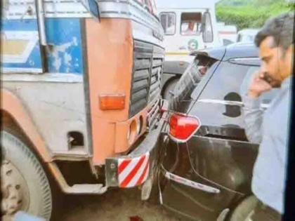 BJP MLA Nitesh Rane car rammed into truck on Mumbai-Pune Expressway | मुंबई-पुणे एक्सप्रेसवे पर भाजपा विधायक नितेश राणे की कार को ट्रक ने मारी टक्कर, ‘लालबागचा राजा’ का दर्शन कर लौट रहे थे मुंबई