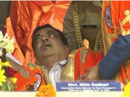 Maharashtra: Union minister Nitin Gadkari faints while on stage in event | महाराष्ट्रः केंद्रीय मंत्री नितिन गडकरी अचानक मंच पर हुए बेहोश, लेकिन अब तबीयत में सुधार