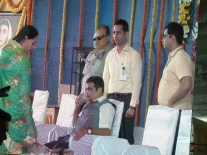 Union minister Nitin Gadkari had to sit among the nationalists when he felt restless | बेचैनी महसूस होने पर केंद्रीय मंत्री नितिन गडकरी को राष्ट्रगान के बीच बैठना पड़ा