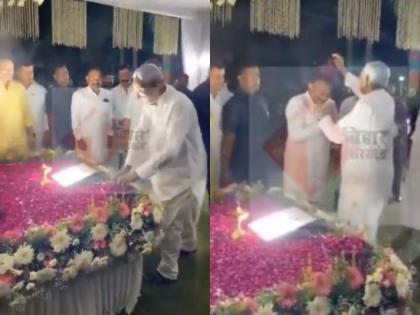 Watch Chief Minister Nitish Kumar had gone to pay tribute showered flowers on the minister instead of his father | नीतीश कुमार ने पिता को श्रद्धांजलि देने की बजाय बेटे पर बरसा दिया फूल, देखिये वीडियो