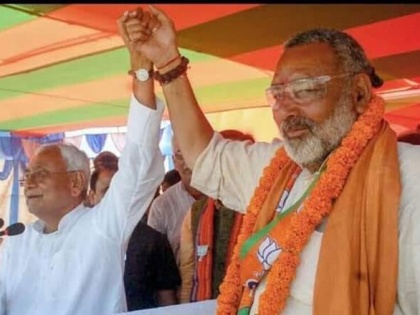 Lok Sabha election 2019: RJD Tejashwi Yadav Comment on bihar cm Nitish kumar over Giriraj Singh | तेजस्वी ने पुराना वीडियो शेयर कर गिरिराज सिंह को लेकर नीतीश पर साधा निशाना, कहा- 'देखिए नैतिकता का नंगा नाच'