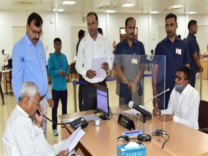 Bihar: Lalu victim reached Nitish's Janata Darbar, the chief minister was stunned | बिहार: नीतीश के जनता दरबार में पहुंचा लालू पीड़ित व्यक्ति, बातें सुनकर दंग रह गए मुख्यमंत्री Bihar: Lalu victim reached Nitish's Janata Darbar, the chief minister was stunned | बिहार: नीतीश के जनता दरबार में पहुंचा लालू पीड़ित व्यक्ति, बातें सुनकर दंग रह गए मुख्यमंत्री