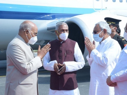 bihar ramnath kovind three day visit cmnitish kumar governor | राष्ट्रपति रामनाथ कोविंद तीन दिवसीय दौरे पर पटना पहुंचे, मुख्यमंत्री और राज्यपाल समेत कई गणमान्य लोगों ने की आगवानी