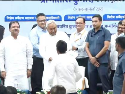 Bihar News Chief Minister Nitish Kumar told Chief Secretary If you ask me hold feet but get land survey done soon | Bihar News: पैर पकड़ने को कहेंगे तो पैर पकड़ लूंगा, मुख्यमंत्री नीतीश ने मुख्य सचिव से आखिर ऐसा क्यों कहा?