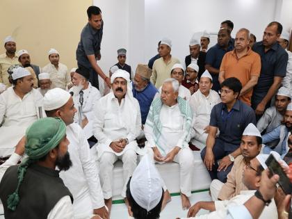 Bihar: Muslims participated in large numbers in Iftar party organized by CM Nitish Kumar, Muslim organizations had announced boycott | बिहार: सीएम नीतीश कुमार द्वारा आयोजित इफ्तार पार्टी में बड़े पैमाने पर मुसलमानों ने किया शिरकत, मुस्लिम संगठनों ने किया था बहिष्कार का ऐलान Bihar: Muslims participated in large numbers in Iftar party organized by CM Nitish Kumar, Muslim organizations had announced boycott | बिहार: सीएम नीतीश कुमार द्वारा आयोजित इफ्तार पार्टी में बड़े पैमाने पर मुसलमानों ने किया शिरकत, मुस्लिम संगठनों ने किया था बहिष्कार का ऐलान
