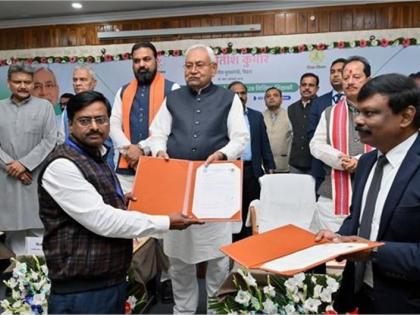 Bihar Teacher Joining Letter 74th birthday did CM Nitish distribute appointment letters 59028 special teachers Education Minister Sunil Kumar sitting stage reprimanded see video | Bihar Teacher Joining Letter: 74वें जन्मदिन पर सीएम नीतीश ने 59028 विशिष्ट शिक्षकों को बांटे नियुक्ति पत्र?, मंच पर बैठे शिक्षा मंत्री सुनील कुमार को फटकार, देखें वीडियो