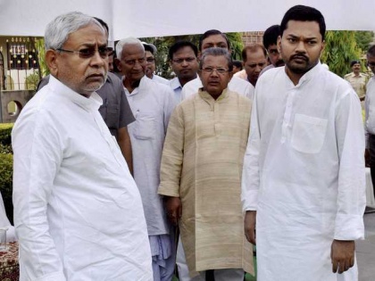 Bihar Chief Minister Nitish Kumar forced to meet party leaders at their homes | बिहार के मुख्यमंत्री नीतीश कुमार पार्टी नेताओं के घर जाकर मिलने को हुए मजबूर, एनडीए वाली ठसक हुई गायब