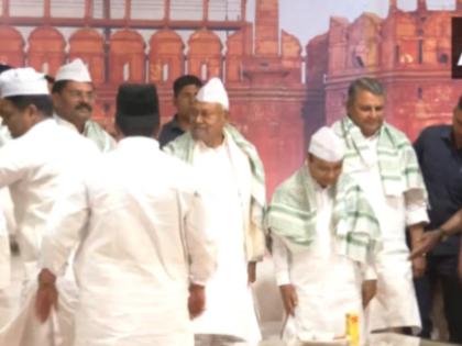 Nitish Kumar attends Iftar party amidst riots in Bihar BJP told vote bank politics | बिहार में दंगों के बीच नीतीश कुमार इफ्तार पार्टी में हुए शामिल, बीजेपी ने बताया वोट बैंक की राजनीति Nitish Kumar attends Iftar party amidst riots in Bihar BJP told vote bank politics | बिहार में दंगों के बीच नीतीश कुमार इफ्तार पार्टी में हुए शामिल, बीजेपी ने बताया वोट बैंक की राजनीति