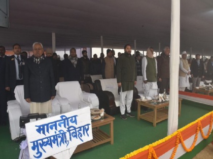 Bihar Political Crisis CM Nitish Kumar and Tejashwi were seen keeping distance from each other at the Republic Day celebrations pictures viral | Bihar Political Crisis: 'ये कैसी दूरी, ये कैसी मजबूरी...', गणतंत्र दिवस समारोह में एक-दूसरे से दूरी बनाते दिखें CM नीतीश और तेजस्वी; तस्वीरें वायरल