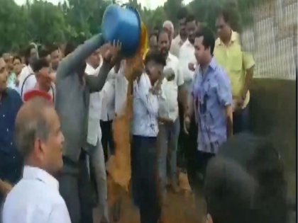 Congress MLA Nitesh Rane throw mud on engineer, be detained by maharashtra police | अब कांग्रेस विधायक नितेश राणे ने इंजीनियर पर फेंका कीचड़, हिरासत में लिए गए